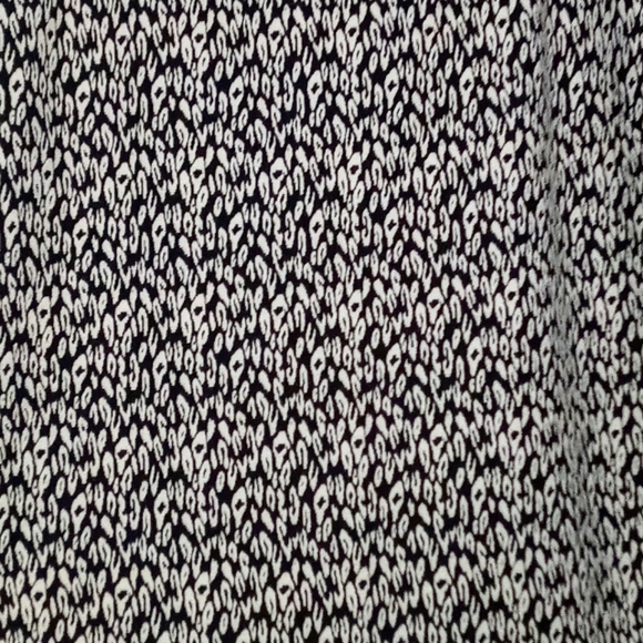 2/$20 M&S Collection black and white pattern pencil skirt - Picture 5 of 10